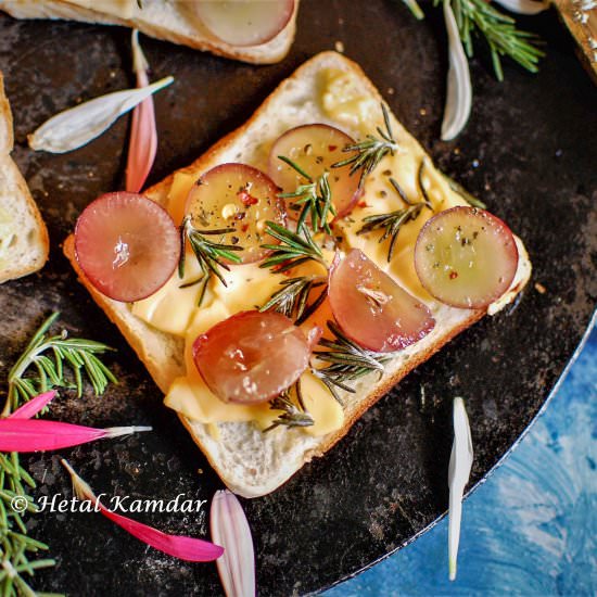 Red grapes and cheese Crostini - Recipe photo by hetalkamdar