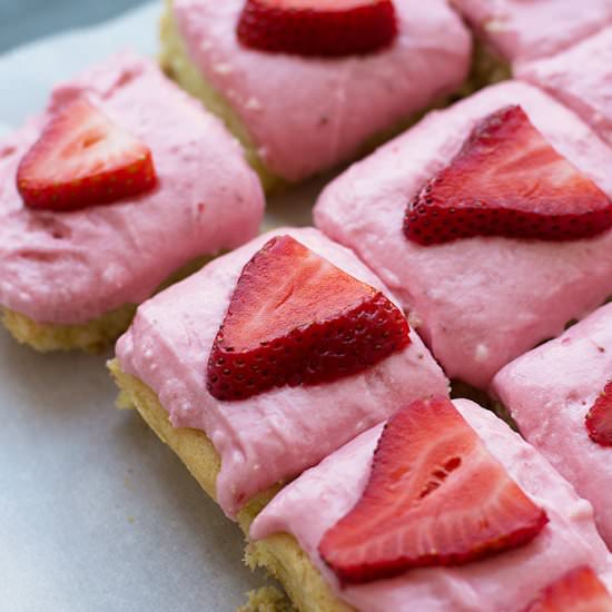 Strawberry Sugar Cookie Bars - Recipe photo by livelymess