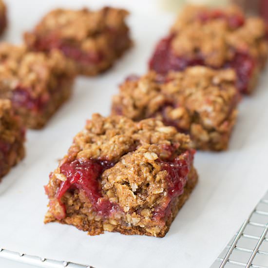 Vegan Strawberry Oat Bars - Recipe photo by livelymess