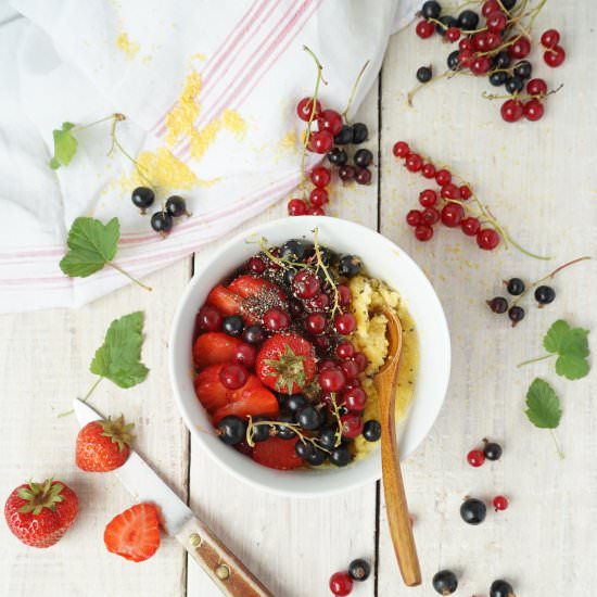 Polenta porridge and red berries - Recipe photo by Chataigne