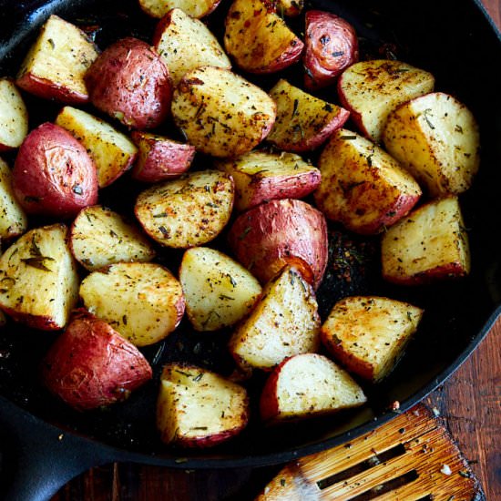 Rosemary Garlic Roasted Potatoes - Recipe photo by cravingtasty