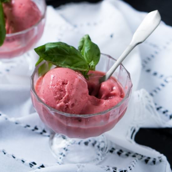 Strawberry & Basil Frozen Yogurt - Recipe photo by gnom-gnom
