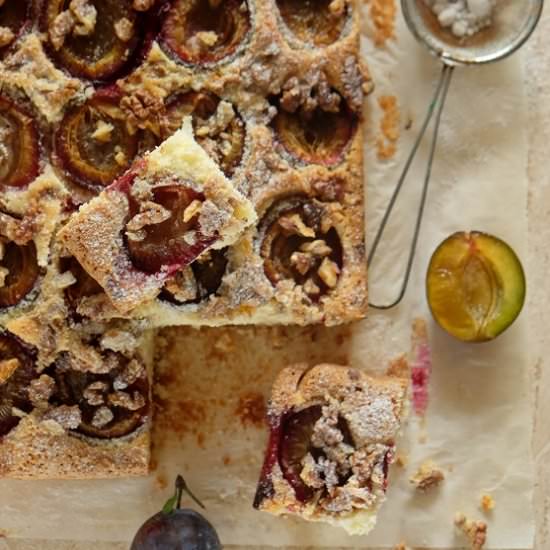 Tea cake with plums and hazelnuts - Recipe photo by zpamietnikapiekarnika