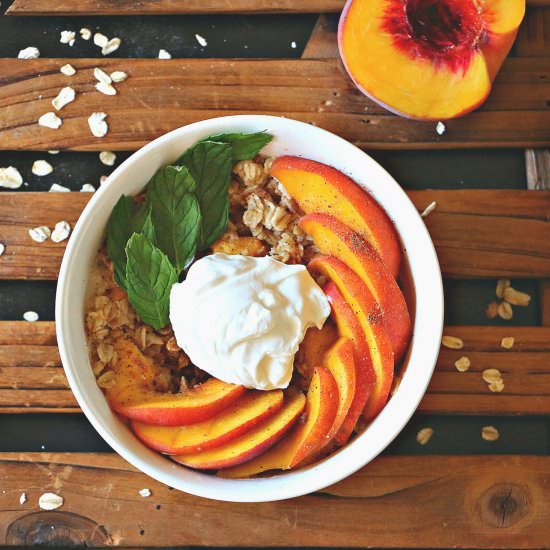 Easy Peach Oatmeal with Coconut Cream - Recipe photo by Nutrizonia