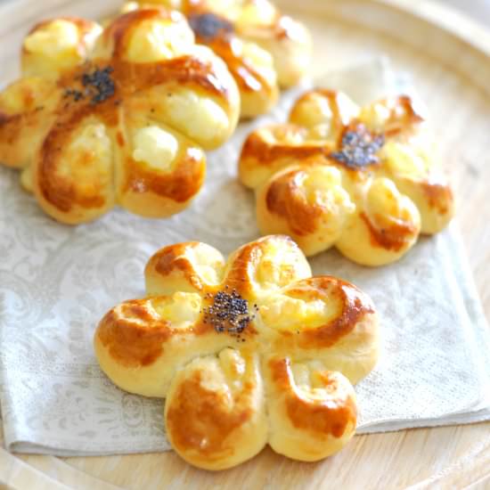 Cheesy Flower Buns - Recipe photo by PelinChef