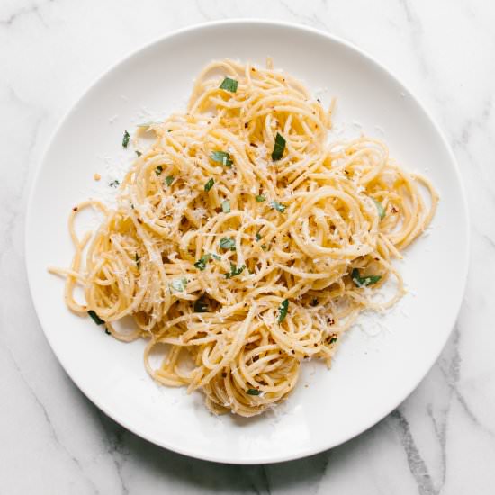 Spaghetti With Garlic & Oil Sauce - Recipe photo by Greciaparra