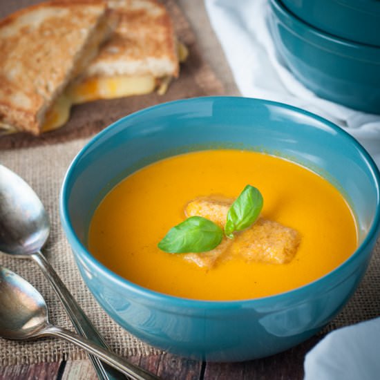 Roasted Tomato and Garlic Soup - Recipe photo by photosandfood