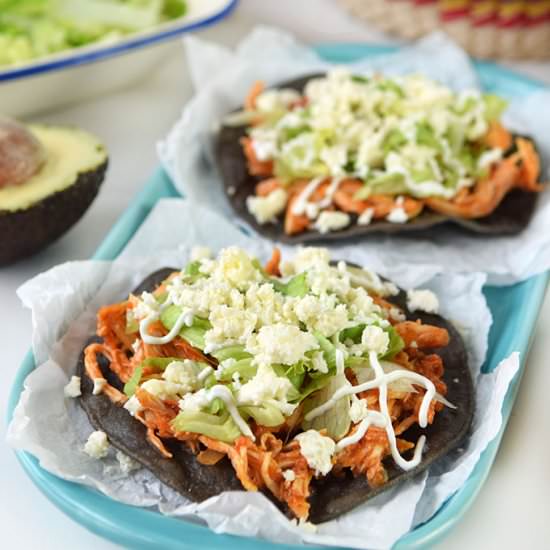 Tostadas de Tinga de Pollo - Recipe photo by golososdelmundo