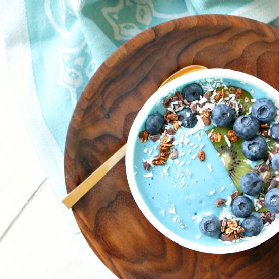 Turquoise Smoothie Bowl - Recipe photo by dans_le_lakehouse