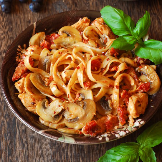 Chicken Pasta with Mushrooms - Recipe photo by whatsinthepan