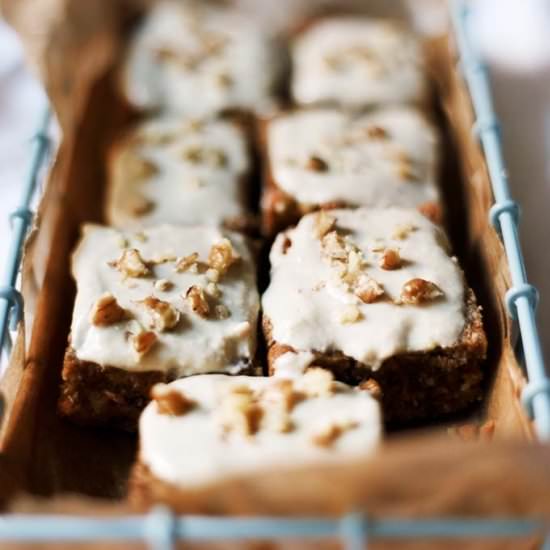 Raw Carrot Cake Bites - Recipe photo by snapsfotografia