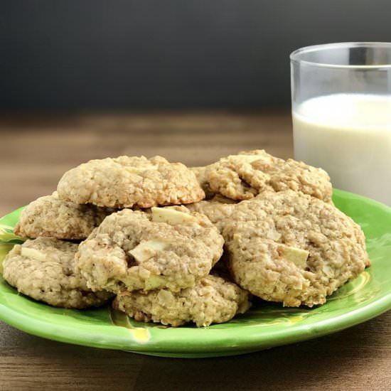 Vegan Chewy Apple Oatmeal Cookies - Recipe photo by kitchengonerogue
