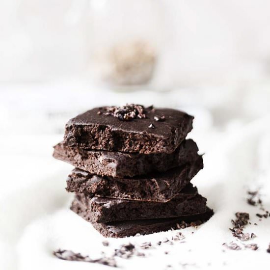 Healthy Banana & Cacao Brownies - Recipe photo by snapsfotografia
