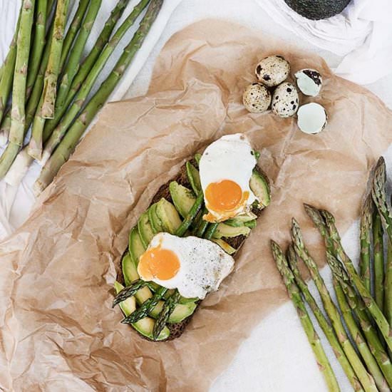 Green Toast with Quail Eggs - Recipe photo by snapsfotografia