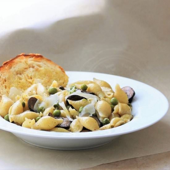 Shells with Young Peas and Mushroom - Recipe photo by MyRecipeReviews