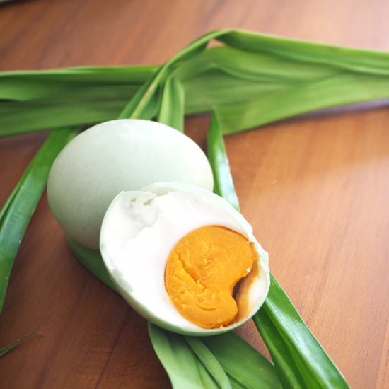 Salted Egg with Pandan Leaves - Recipe photo by Praewey