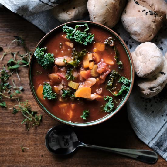 Kale and Cannelini bean soup - Recipe photo by Babettesveganblog
