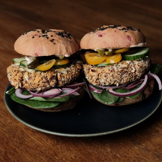Vegan Quinoa Pinto Bean Burger - Recipe photo by Babettesveganblog