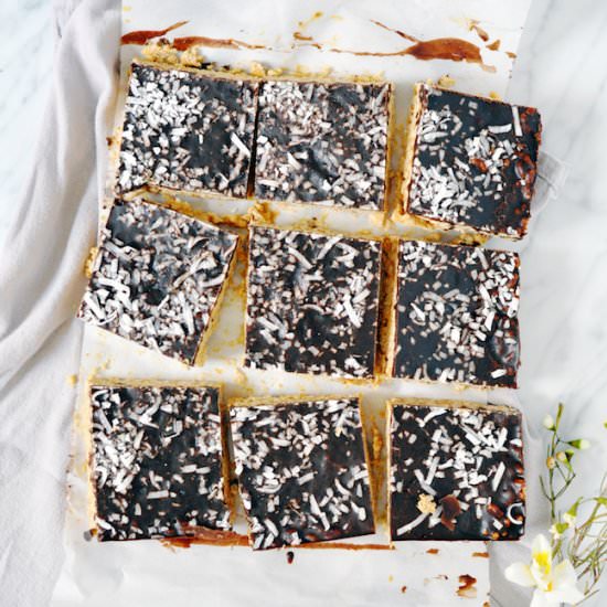 Crispy Chocolate Peanut Butter Bars - Recipe photo by larkandlinen