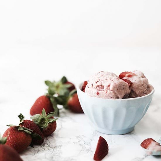 Healthy Strawberry Ice Cream - Recipe photo by snapsfotografia