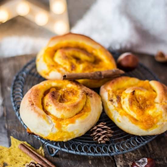 Buns stuffed with Pumpkin&Orange - Recipe photo by Mienta