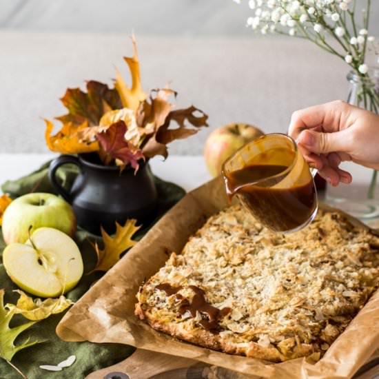 Cake with Apples and Caramel - Recipe photo by Mienta