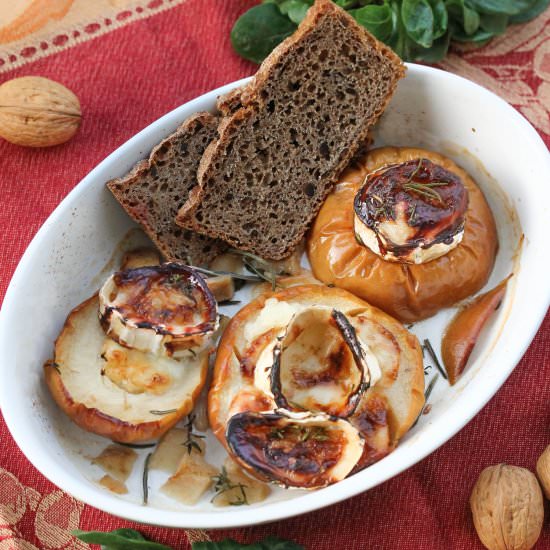 Goatcheese Apples, Honey & Rosemary - Recipe photo by Truefoodsblog