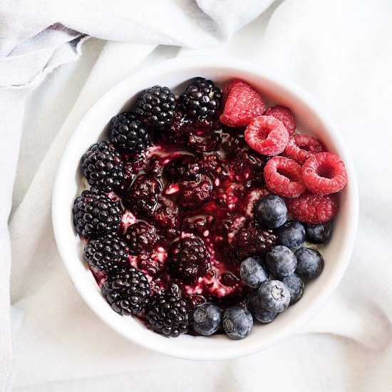 Blackberry Sauce & Berries Porridge - Recipe photo by snapsfotografia
