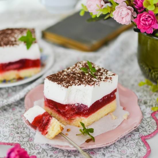 Cake with strawberry jelly and whip - Recipe photo by Anyzkowo