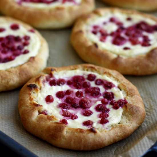 Vatrushka: Sweet Farmers Cheese Bun - Recipe photo by HappyKitchen.Rocks