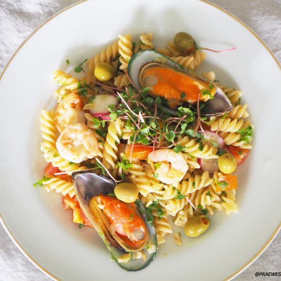 Simple aglio e olio seafood pasta - Recipe photo by Praewey