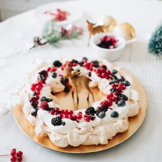 Xmas Wreath Pavlova - Recipe photo by suvellecuisine