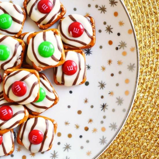 Christmas Pretzel Hugs - Recipe photo by CrayonsAndCravings