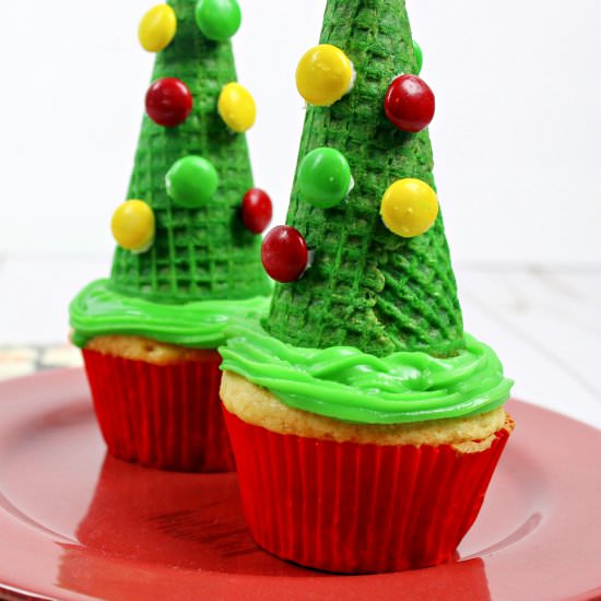 Christmas Tree Cupcakes - Recipe photo by CrayonsAndCravings