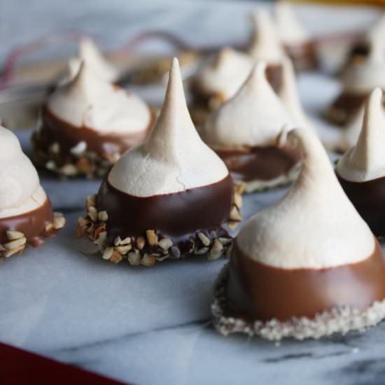 Christmas Meringue Kisses - Recipe photo by wishtodish