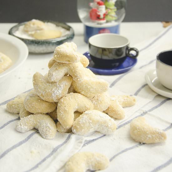 Classic Austrian Vanillekipferln - Recipe photo by Hungry PeePor