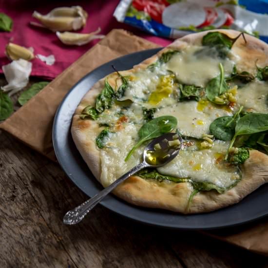 Spinach and mozzarella pizza - Recipe photo by Mimis Kingdom