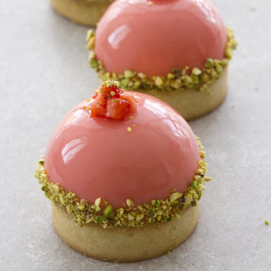 Pistachio Strawberry Tartelettes - Recipe photo by lilcookieblog