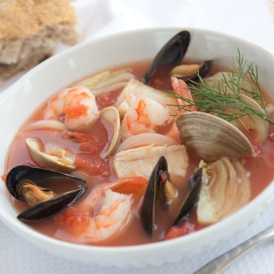 CIOPPINO - Recipe photo by mealsheelsandcocktails