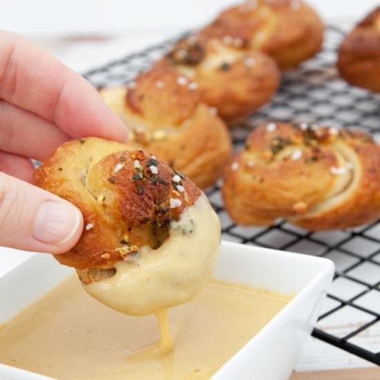 Vegan Pretzel Garlic Knots - Recipe photo by elephantasticvegan