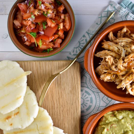 Arepas with pulled chicken & salsa - Recipe photo by Myfoodblog.nl