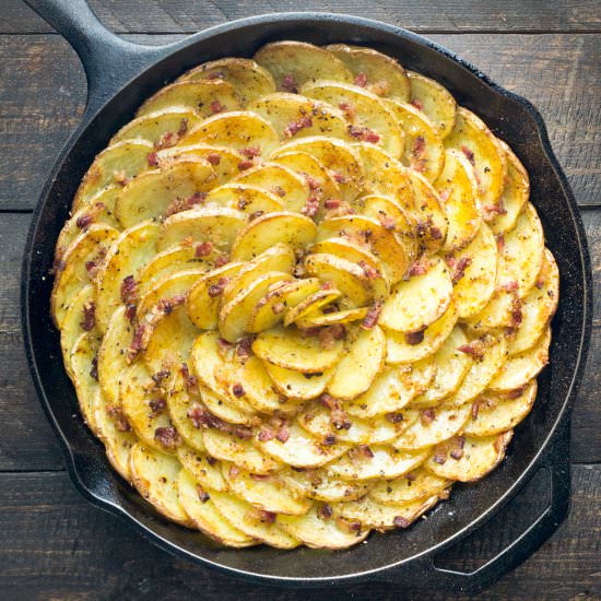 Spiral Roasted Potatoes with Bacon - Recipe photo by Foodtasia