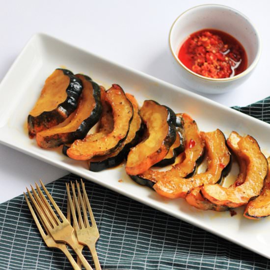 Roasted acorn squash - Recipe photo by thepasticheblog