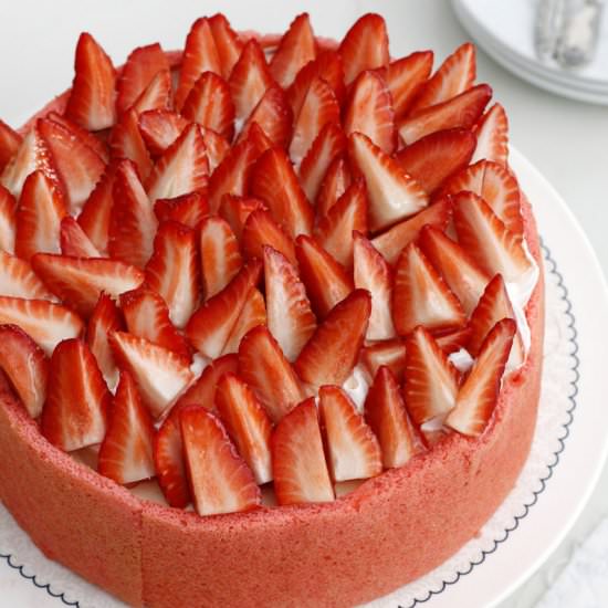 Vanilla Strawberry Cake - Recipe photo by lilcookieblog