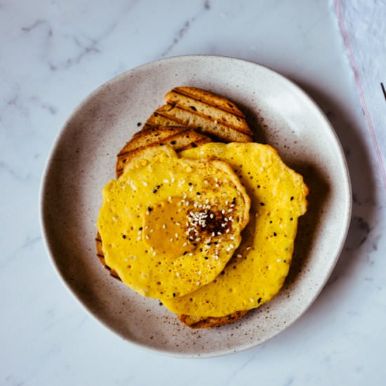 Vegan fried ‘eggs’ {SF, GF, DF, EF} - Recipe photo by Kalemaryblog