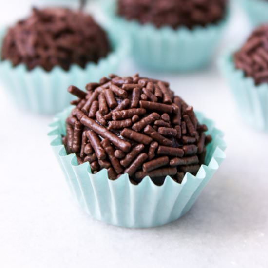 How to make a brazilian brigadeiros - Recipe photo by cassiboeno