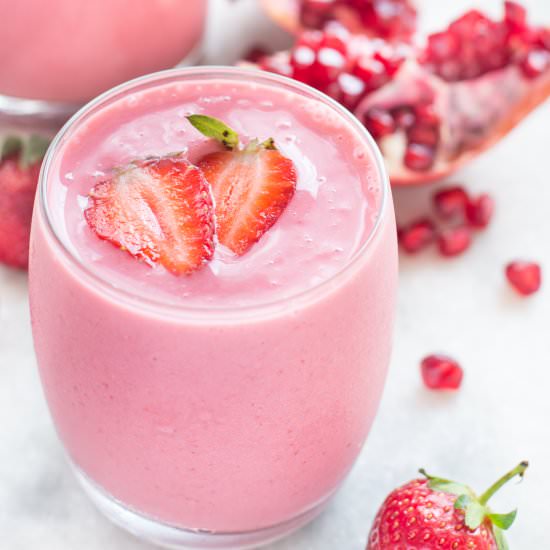 STRAWBERRY POMEGRANATE BREAKFAST SMOOTHIE - Recipe photo by Theflavoursofkitchen