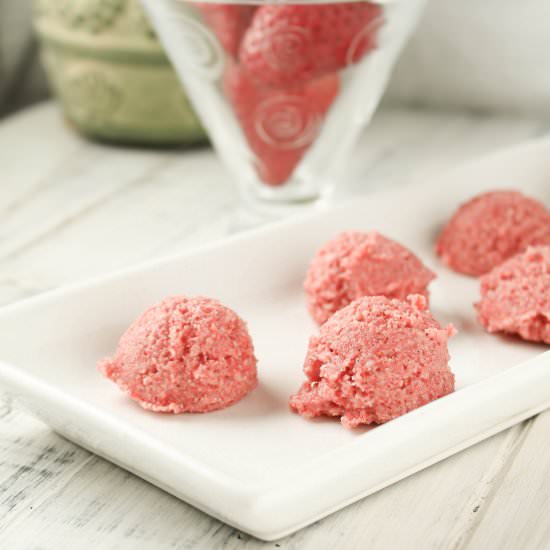 Paleo | Raw Strawberry Macaroons - Recipe photo by tessadomesticdiva