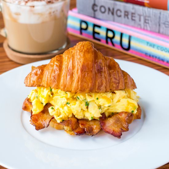 Bacon, Egg & Cheese Sandwich - Recipe photo by improvoven