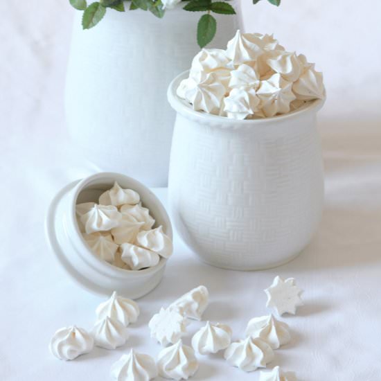 Vanilla Meringues - Recipe photo by lilcookieblog
